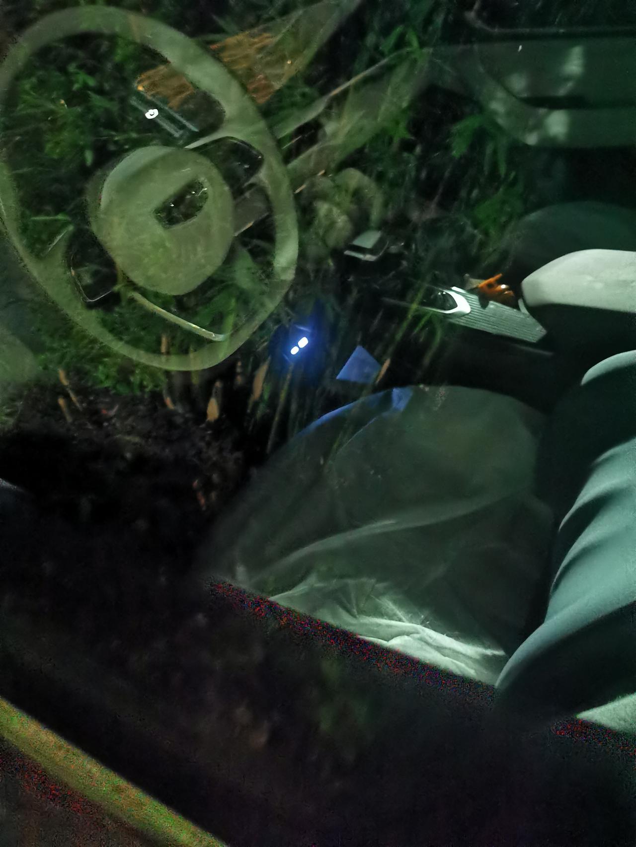 吉利星越L 问下各位星友，车上锁后，里面的usb充电口边灯还是亮着，这个是本来就是这么设计的吗，还是我这边哪里没有关好呢