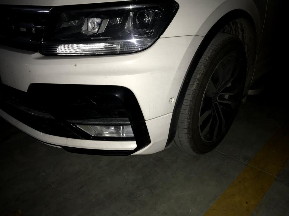 大众途观L 不小心撞墩子上了，前脸裂开了一点，大家帮忙看看这修一下得多少钱呀图一最底下裂开了，图二是另一边好的样子