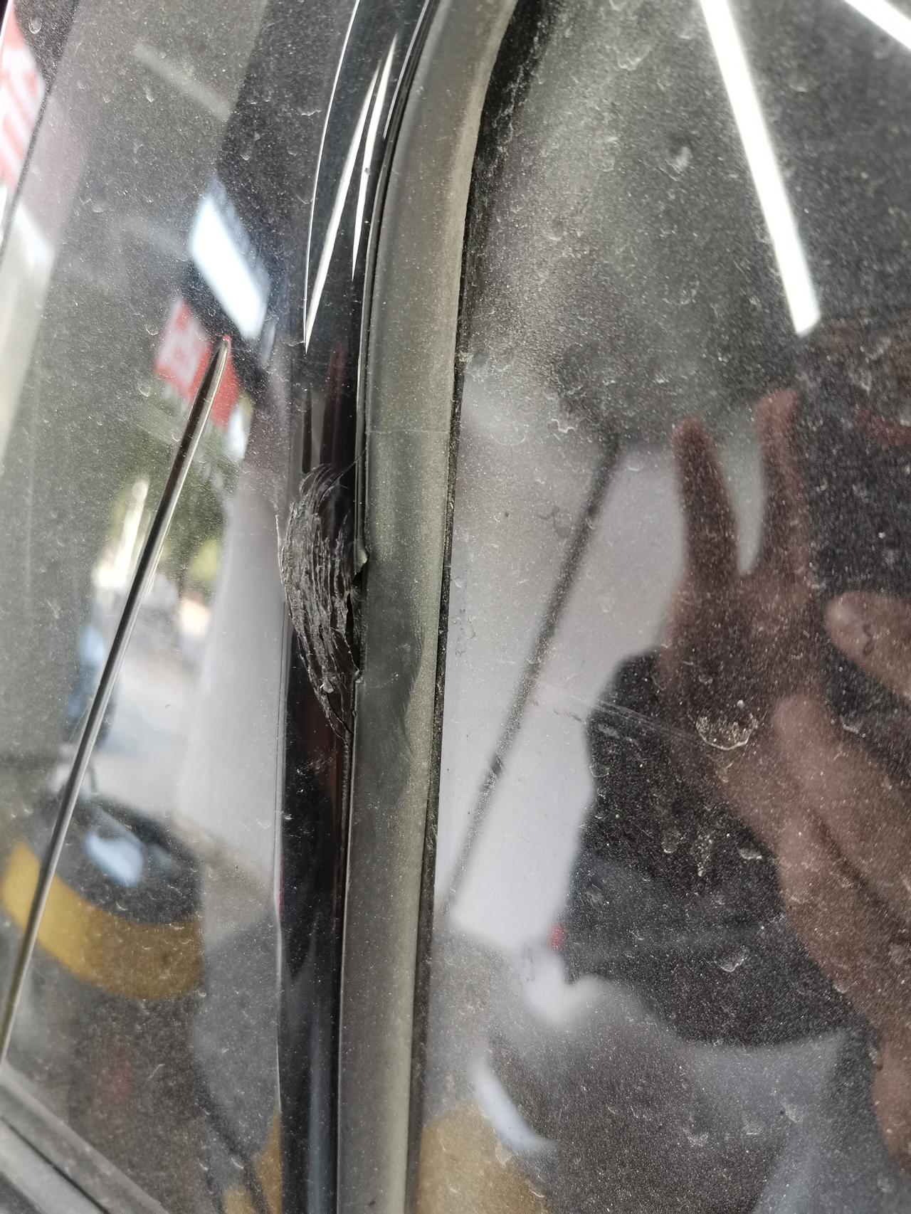 长安CS75 PLUS 车窗边的这块，也不知道叫什么！被撞裂了，可以更换或者修补吗？