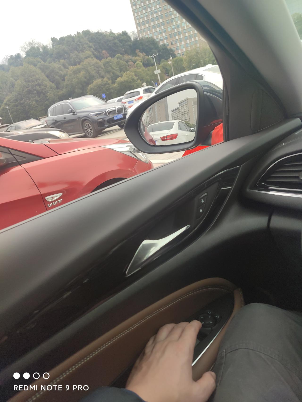 别克君威 请问小威熄火一段时间后，在通电情况下如何关车窗呢？