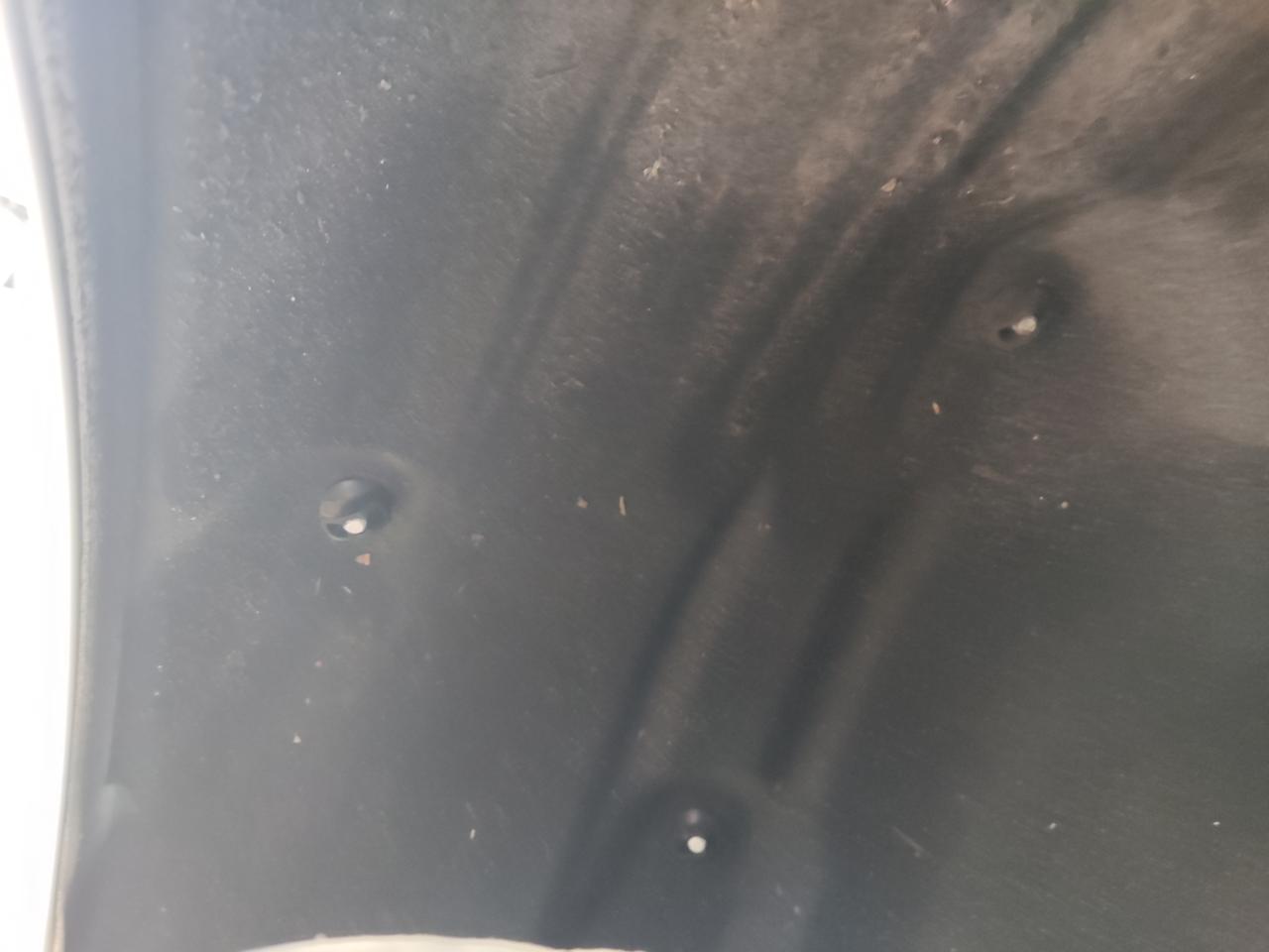 想问一下 卡罗拉后轮胎上面 如图 这个地方不应该是塑料的嘛 我看着为什么是隔音棉一样的材质 就图二图三。 因为我看前轮胎