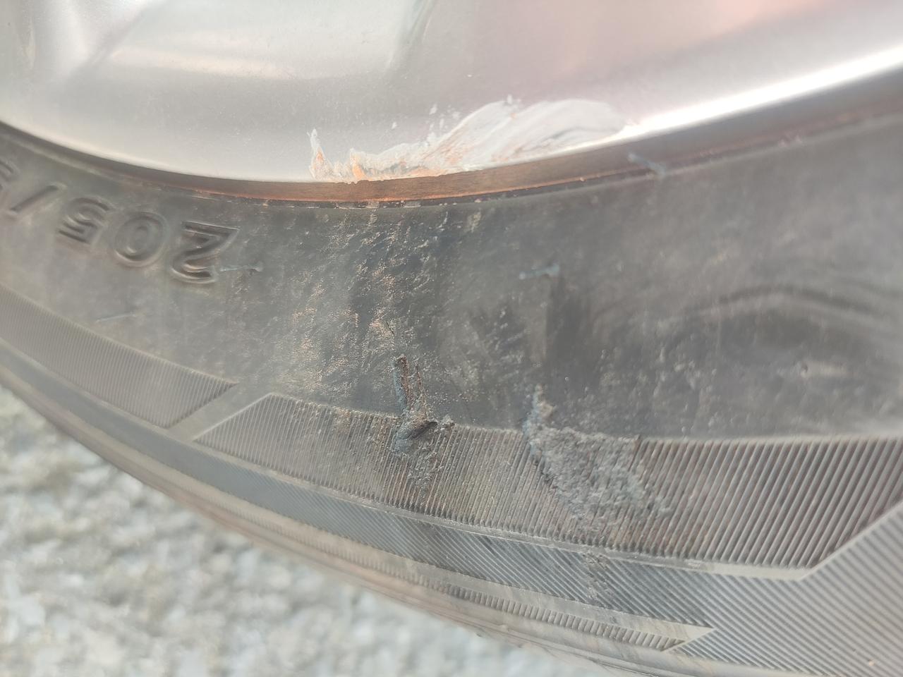 丰田卡罗拉 转弯时蹭了一下左后轮看着挺严重的，想问问圏友，轮胎这样是不是需要更换了