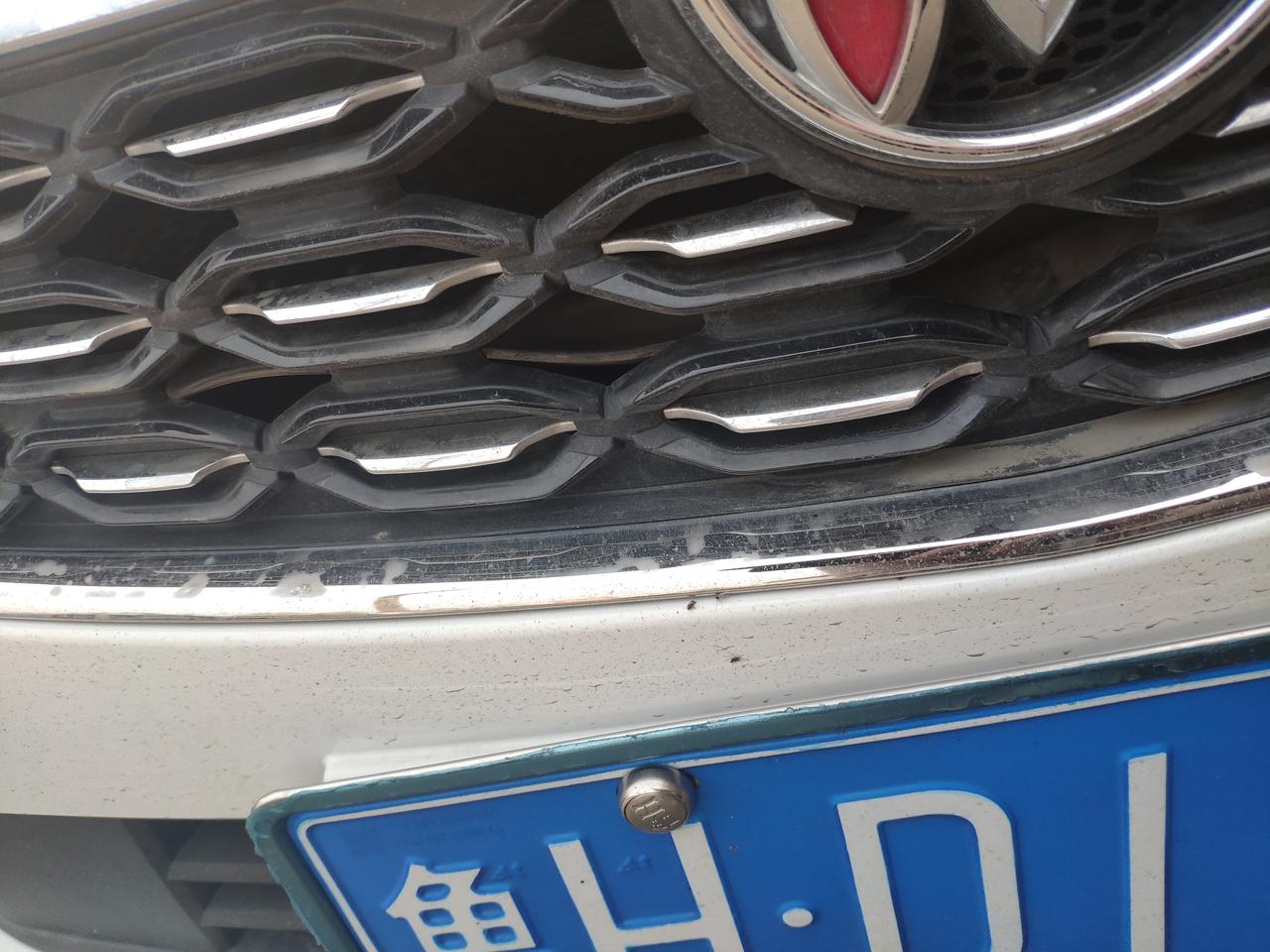 别克君威 进气格栅里的这个胶条是啥玩意