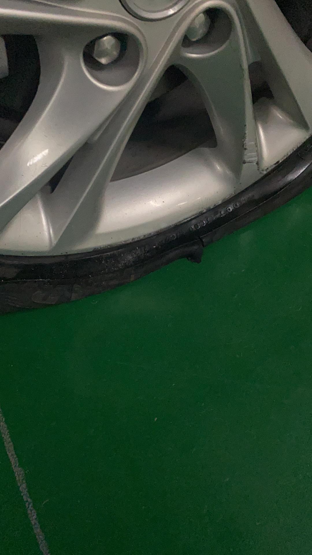 别克君威 新车一血，不一样的一血进车库轮胎干破了，好在没损害到轮毂轮毂花了，保险杠有一点掉漆无所谓了