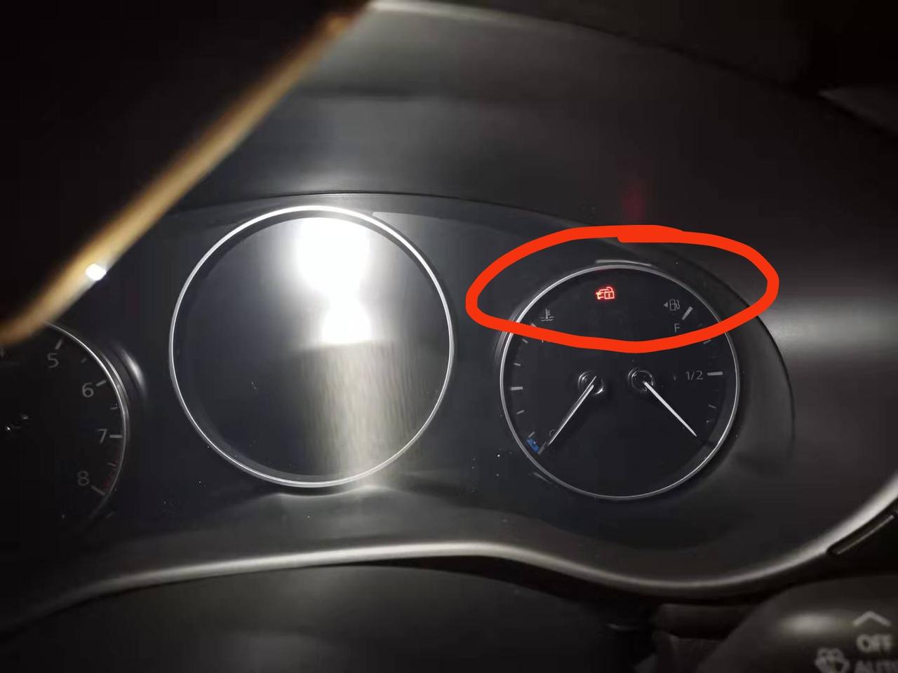 马自达3 昂克赛拉 这个小灯一闪一闪的，是什么东西？