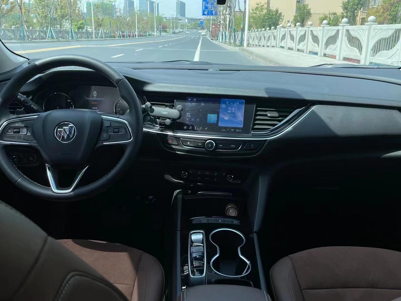 试驾车，21款豪华君威。开了1.3万公里，开价14万，买个保险就行，能买吗。上了车牌了。在线等，挺急的。谢谢老铁们。