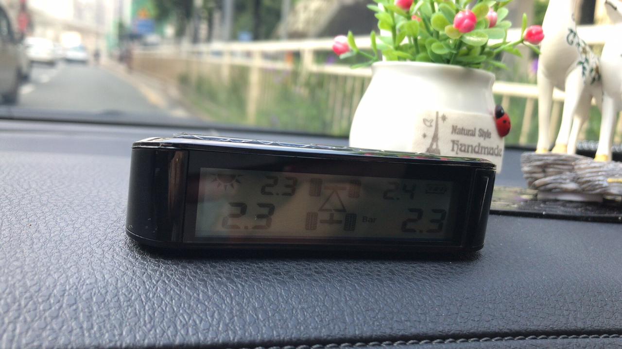 丰田卡罗拉 小卡加装的胎压监测，今早在路上经过两个坑洼的井盖之后，发出几声滴滴的报警，还有一个像圆圈一样的符号，等我靠边