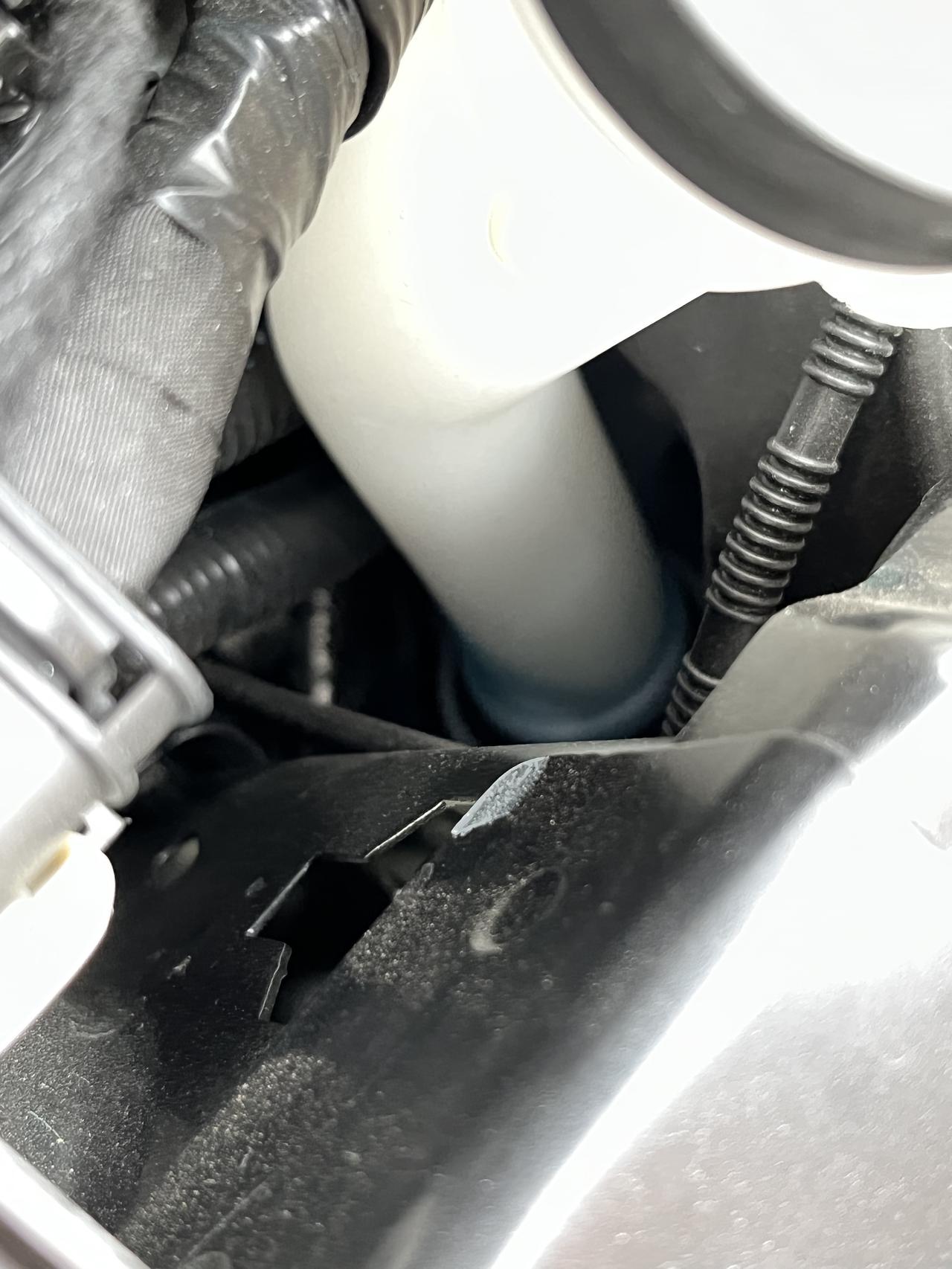 别克君威 大家注意过吗？玻璃水加满了会漏往瓶口下漏几公分然后就不漏了，漏到这个位置就不漏了