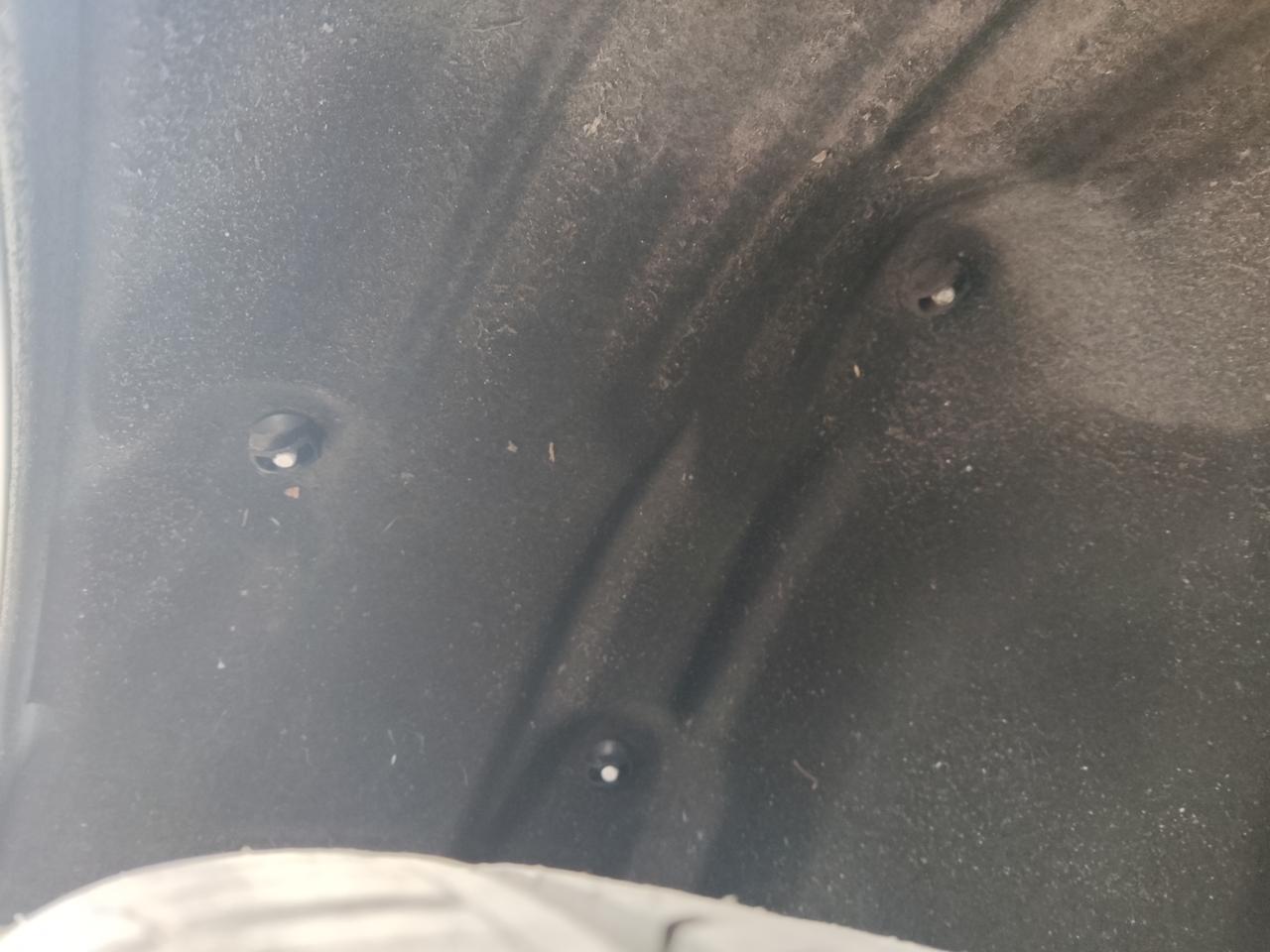 想问一下 卡罗拉后轮胎上面 如图 这个地方不应该是塑料的嘛 我看着为什么是隔音棉一样的材质 就图二图三。 因为我看前轮胎