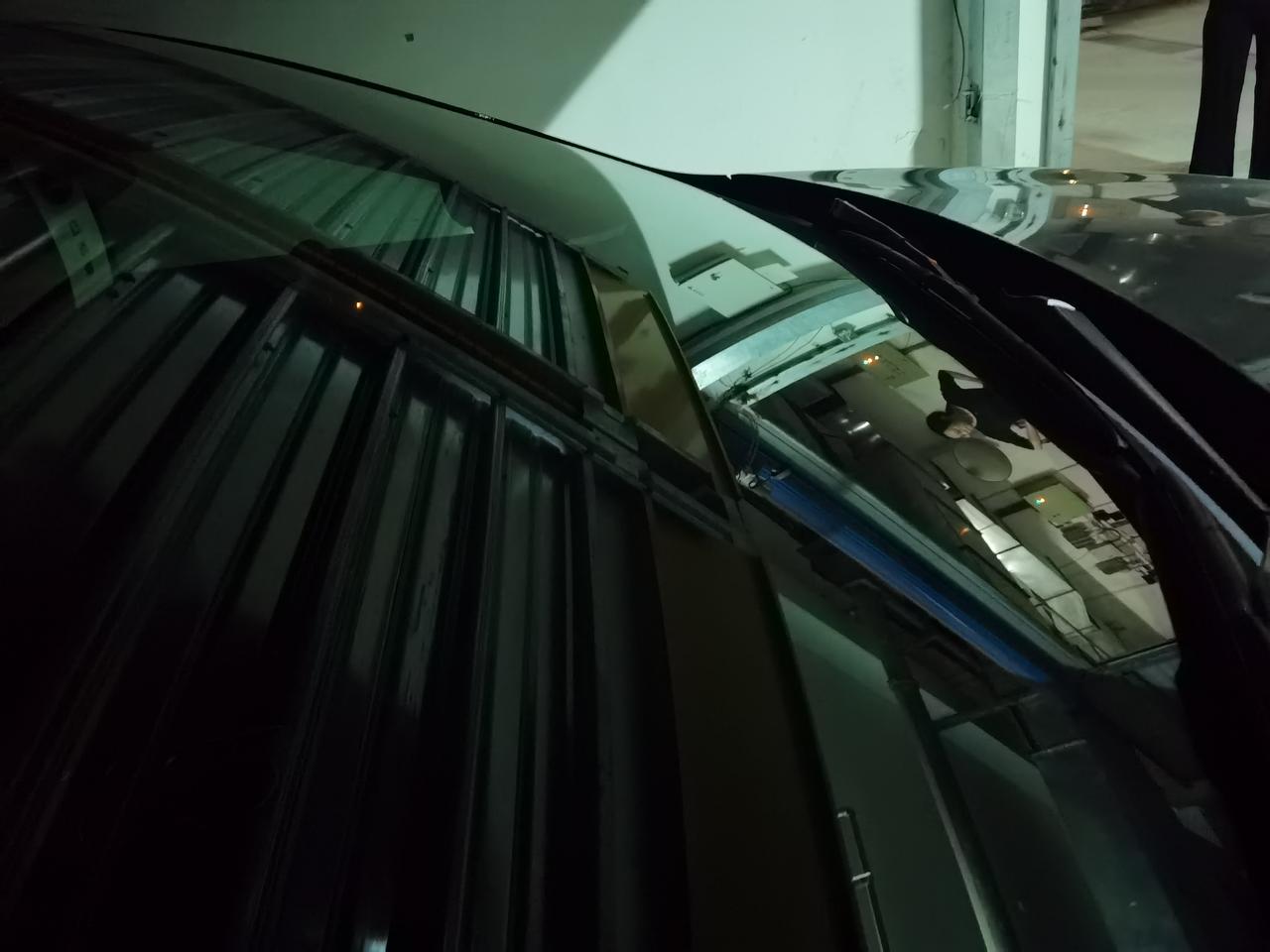 别克君威 请问大家也是这样吗？停车锁车后，车里面窗子下面的解锁按键那边的灯一直亮着的