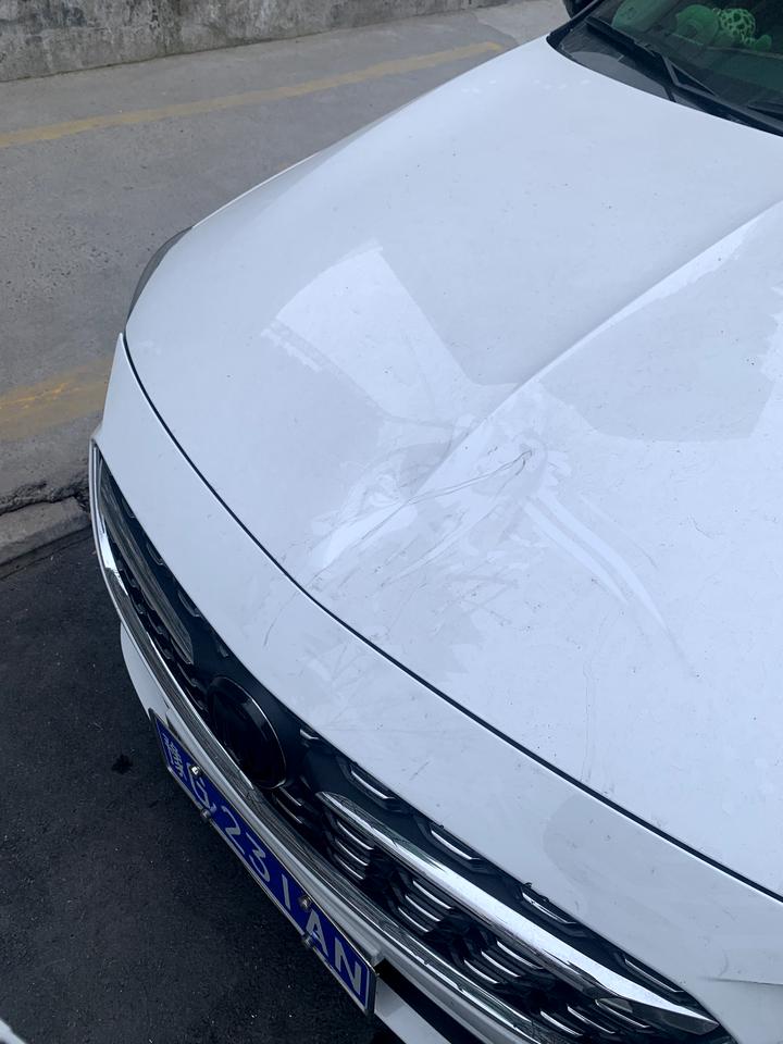 别克君威 兄弟们 车子被撞了对方全责 引擎盖凹陷 中网镀铬条有裂痕 准备全部换成原厂的 问下这个引擎盖换了是不是和原车的