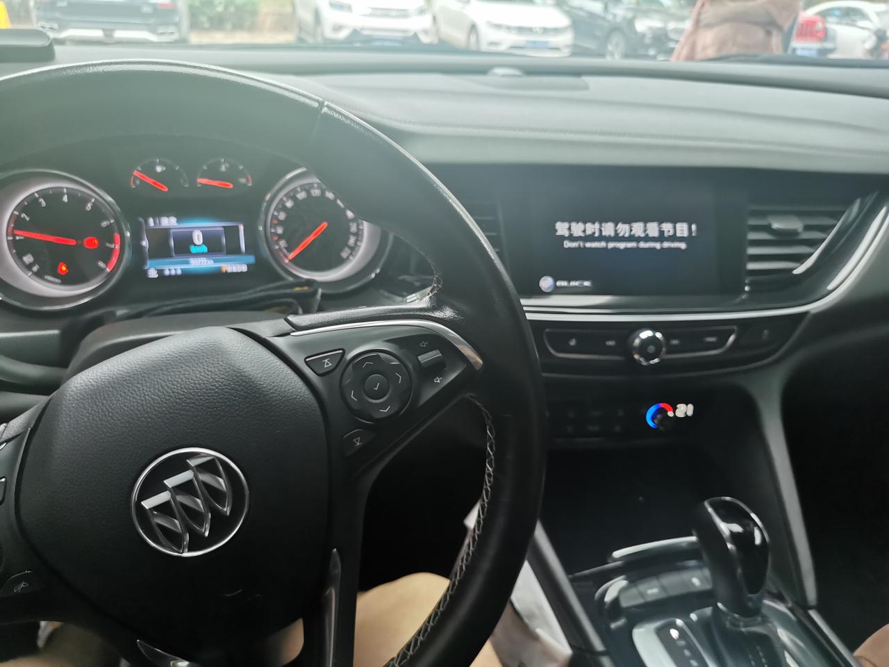 兄弟们  你们的君威  有没有过  停好车挂P档熄火之后仪表提示没挂进P档的情况出现吗？