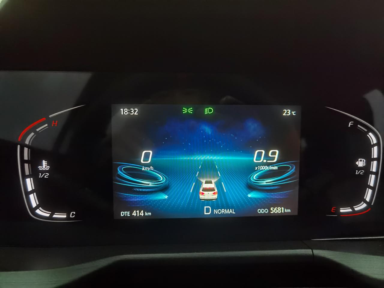 长安CS75 PLUS 长安CS75PLUS自适应灯白天一直亮着，以前白天光线充足会自动关，这是怎么回事？有什么方法解决
