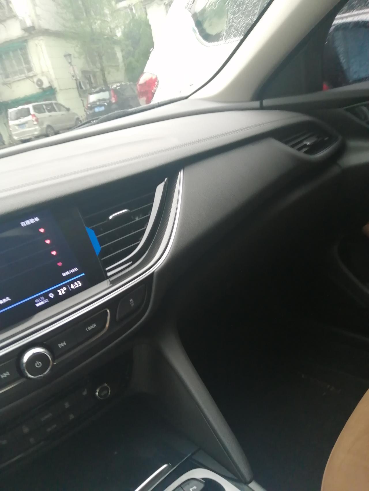 你们的君威新车气味大吗，我的今年4月份提的开了9000公里了，每天早上开门气味还是很重，那种皮臭味！