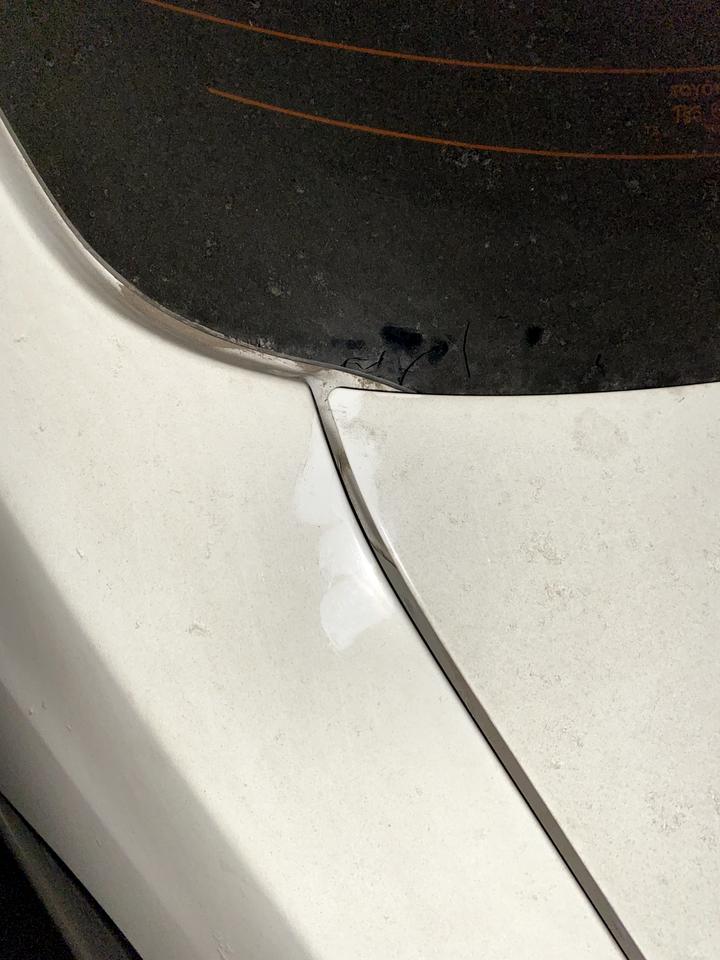 卡罗拉21款 后备箱缝隙左右不一样大 是都这样还是我中奖了 不是事故车吧