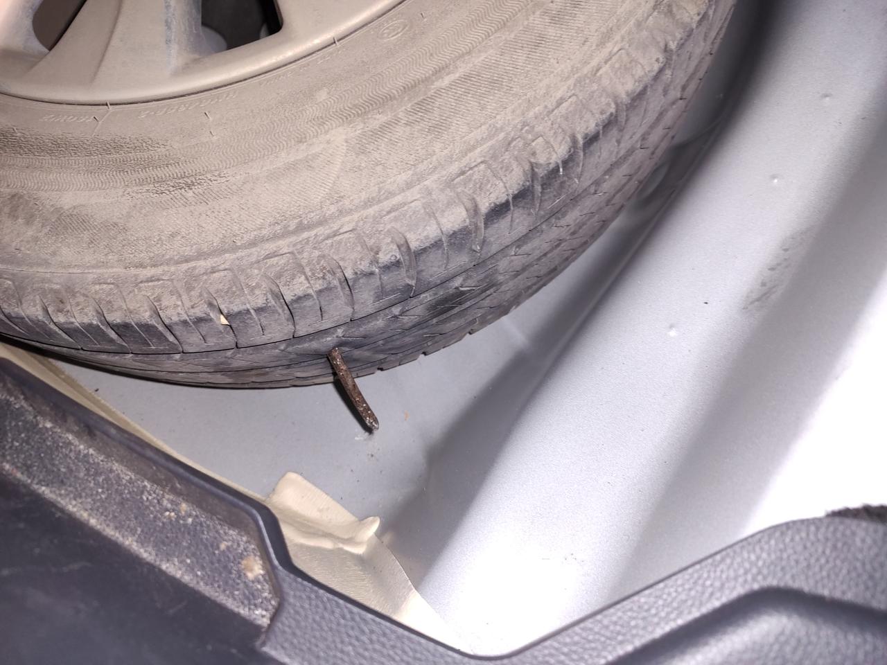 卡罗拉普利司通轮胎，2万公里，今天路上开车，不小心被从胎面斜插进去一个大钢筋，1分钟轮胎就没气了。钢筋直径差不多小拇指直