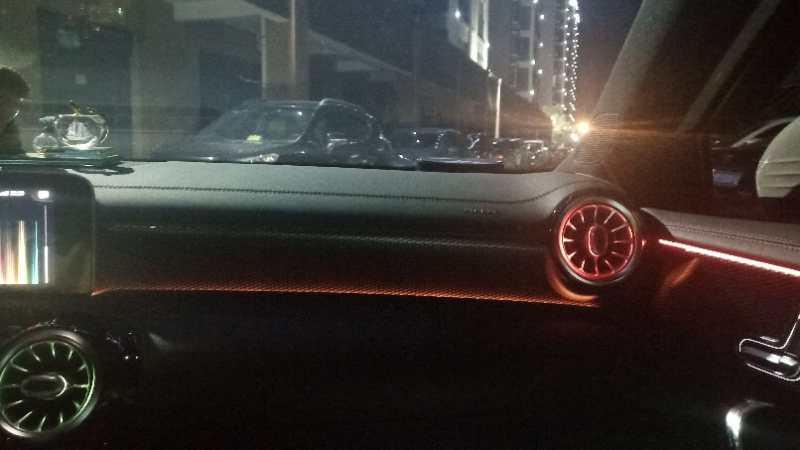 奔驰A级 这让我情何以堪，新车不到4000公里 各种小问题 倒车出现吾吾的声音，她们说正常都是这样  主驾驶的反光镜和玻