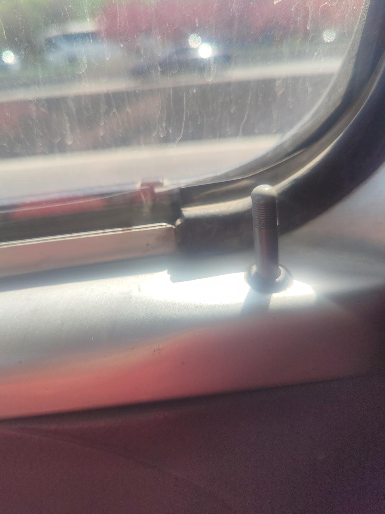别克君威 这咋有个黑色的棍，干嘛的？有点像货车的门锁啊