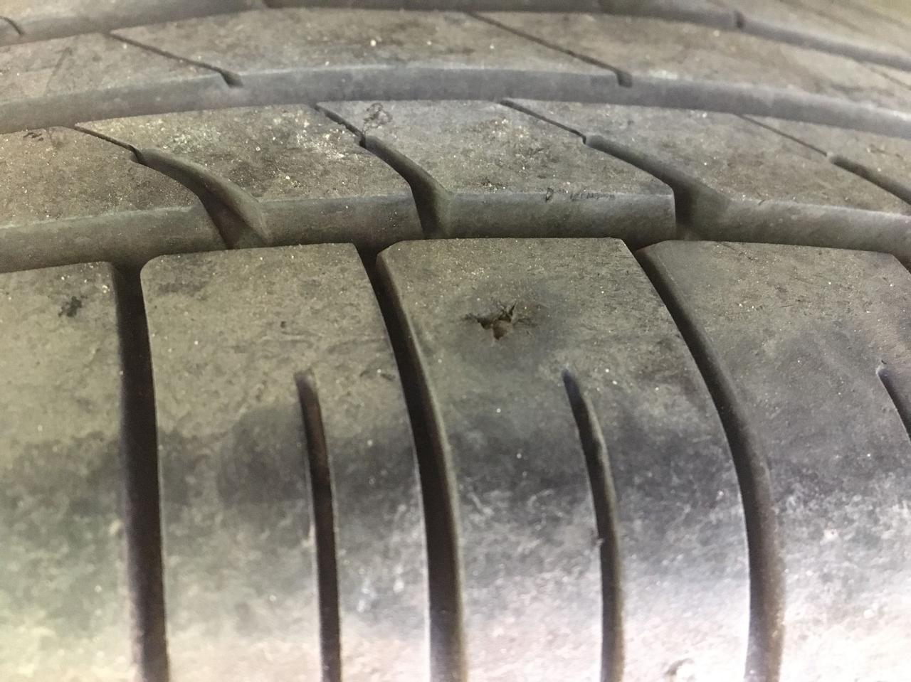 丰田卡罗拉 轮胎被石头卡破了，暂时没有漏气，需要处理一下吗？可以把石头挖出来吗？