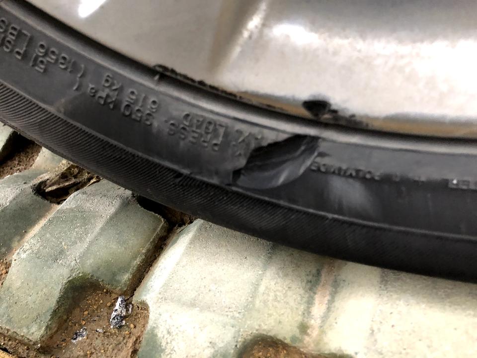 丰田卡罗拉 大家推荐个品牌，轮胎刮蹭了