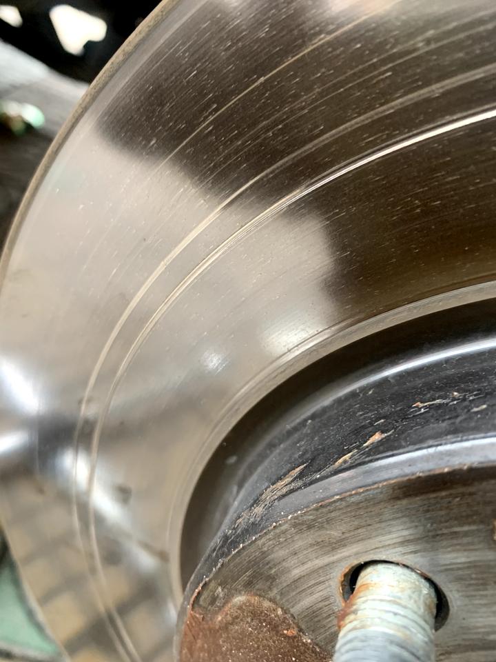 长安CS75 PLUS 已经出现2个星期了，刹车皮凸出来一条线，把盘给我磨出来一道坑，请问4S店有免费给我跟换吗？