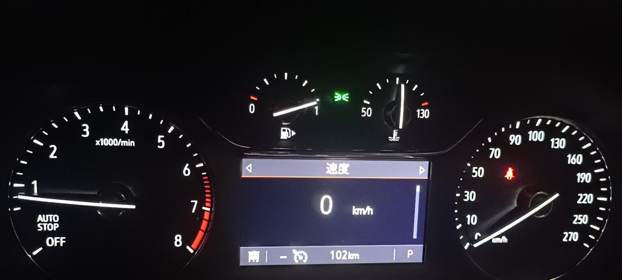 君威的车主大哥们    我的新车跑了将近一百公里了，全程市区，平均10个油，为啥油箱表还是满满的