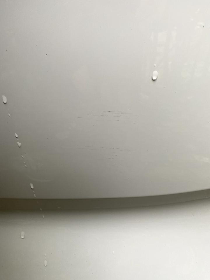 别克君威 走了一趟非高速的路，车子多了好些划痕