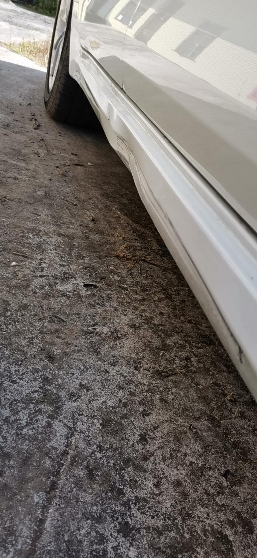 卡罗拉侧裙被石头划破了，塑料来的，更换需要多少钱呢。