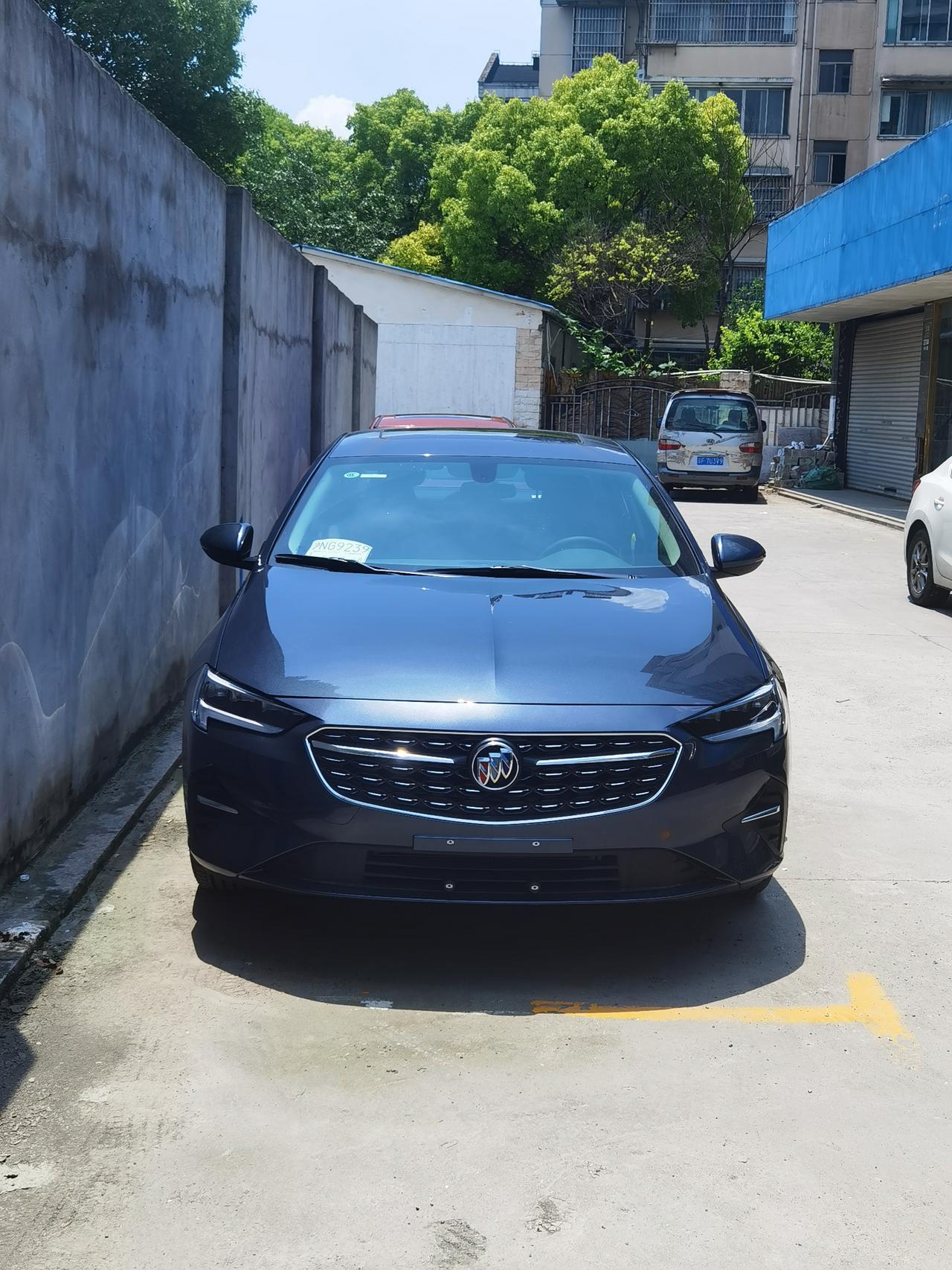 2021款1.5T君威豪华，这个车一年多了，车里还是有刺鼻的气味，是什么原因？期间太阳晒通风，空气净化器，炭包都试过了没