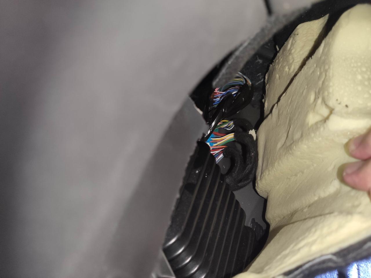别克君威 买了个玻璃自动升降控制器，把副驾驶下内衬扒拉开了，但蓝色和粉色插头死活拔不下来，已经按住卡扣拔了，但纹丝不动。