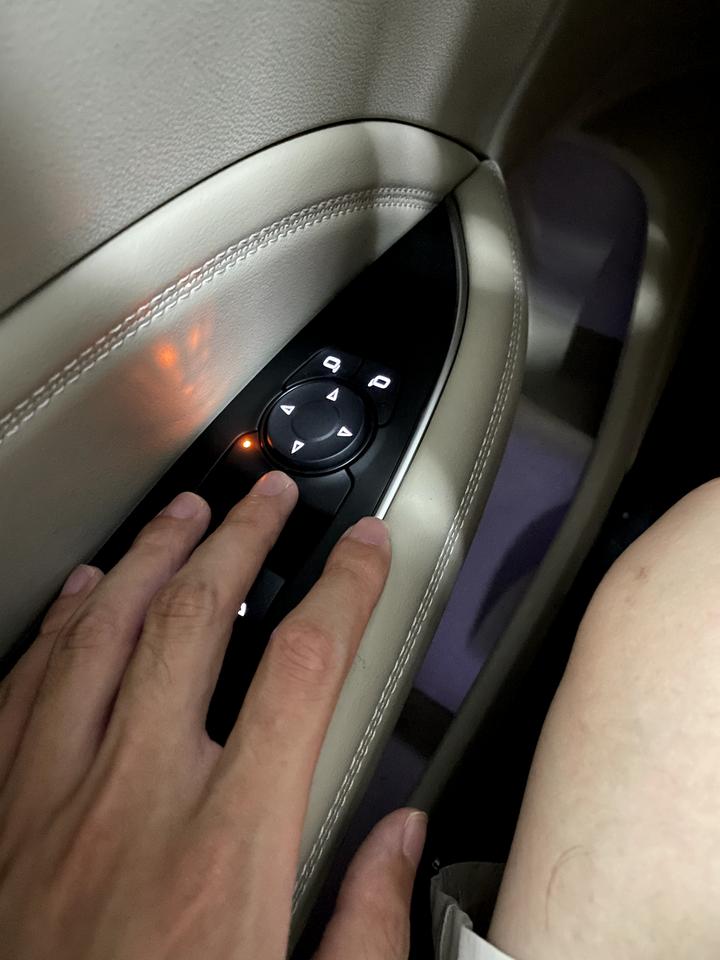 老铁们 君威按键收后视镜是加装的吗？