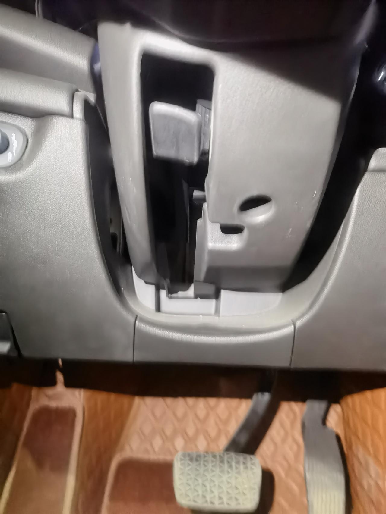 各位家人们，2021款君威调节方向盘的这个位置到底是不是这个样子，总感觉少个零件之类的东西。在线急！！