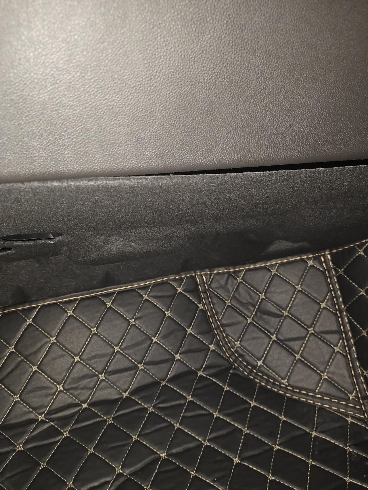 别克君威 新车一个月座椅就有折痕了，这正常吗还有各位车友，你们的副驾前面储物盒下面的板子有没有缝隙呀