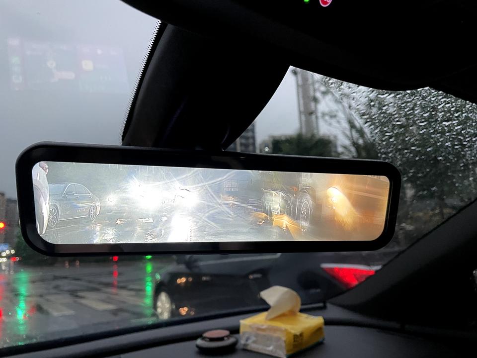 别克君威 GS流媒体后视镜晚上会曝光，后车开灯就一片模糊～4儿子店一直说没问题……求教……