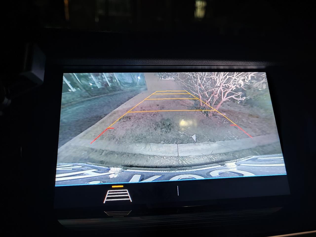 别克君威 老铁们之前倒车影像看不见车牌，晚上倒车时突然能看见了，第一把进库的时候还是正常，第二把就突然能看见车牌了这是什