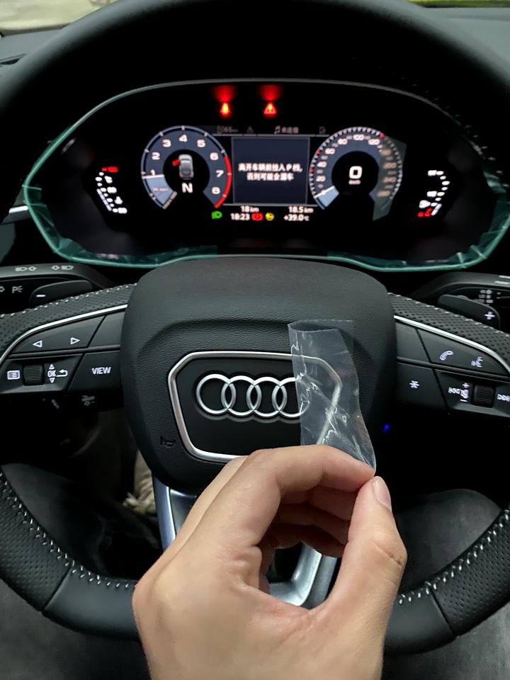 奥迪Q3 Sportback 刚提的车 说说这两天的开车感受座椅太不舒服了 开一会就脖子疼 腰疼手没有地方放 双手只能一
