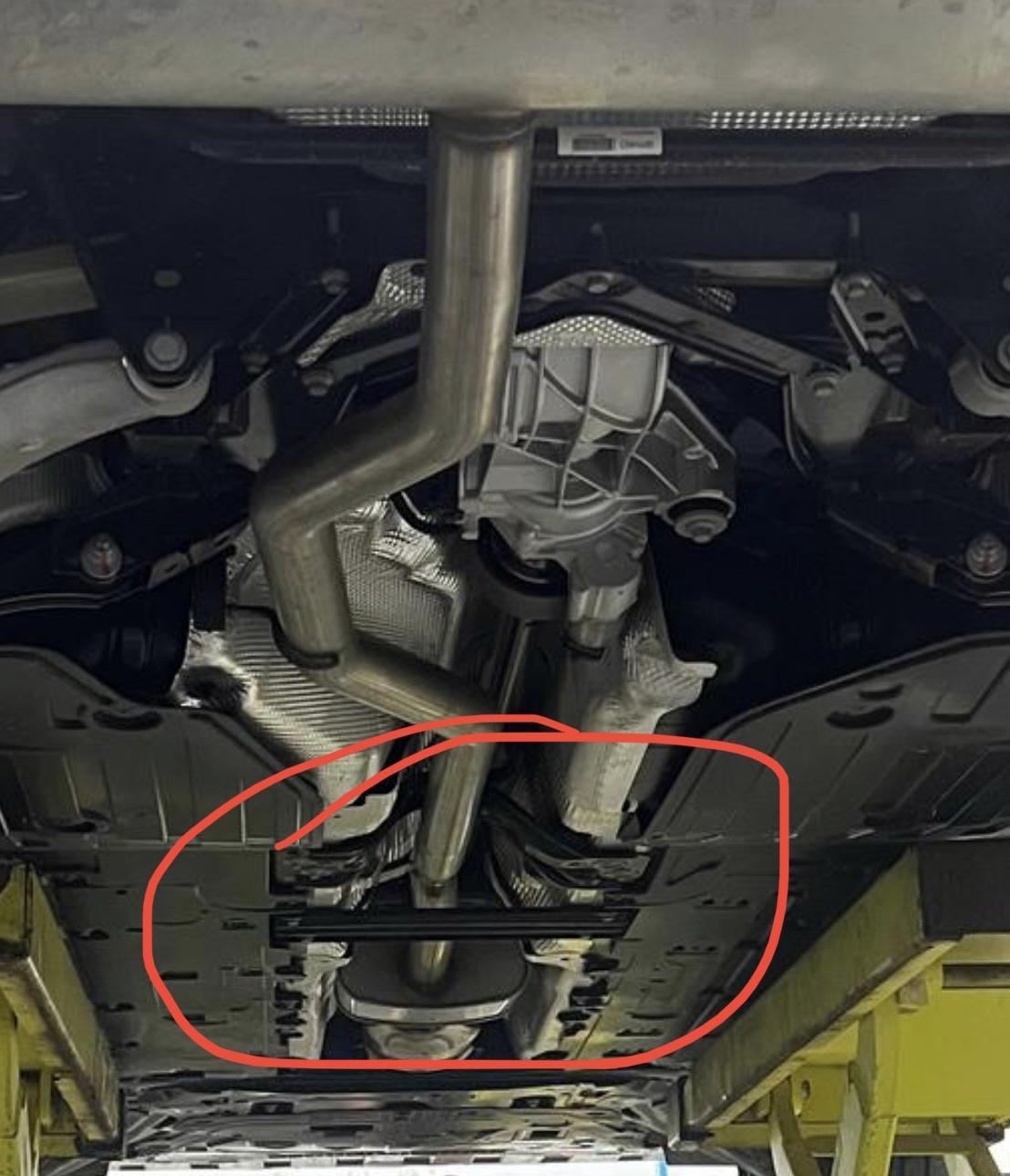 领克09 PHEV 好奇为啥m版车中间位置有一道加强梁，而phev版没有？