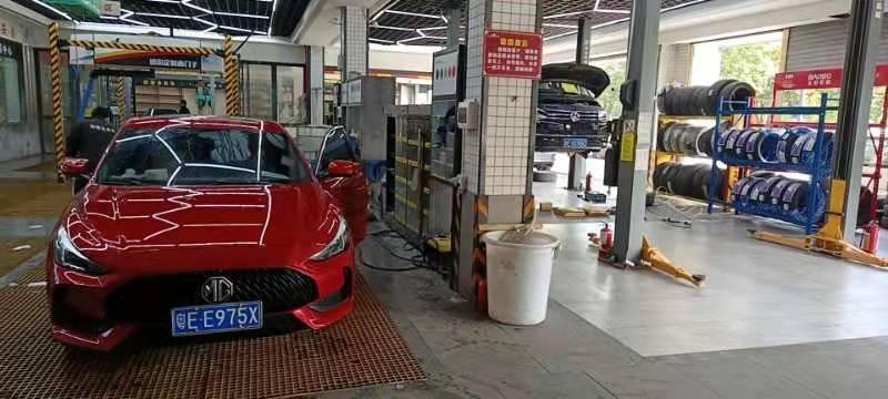 名爵5 你们右边的后视镜是怎么调的? 我怎么调都不对 看到前门把手了，就后面视野特别低了 能看后面视野好点 但是看不见前