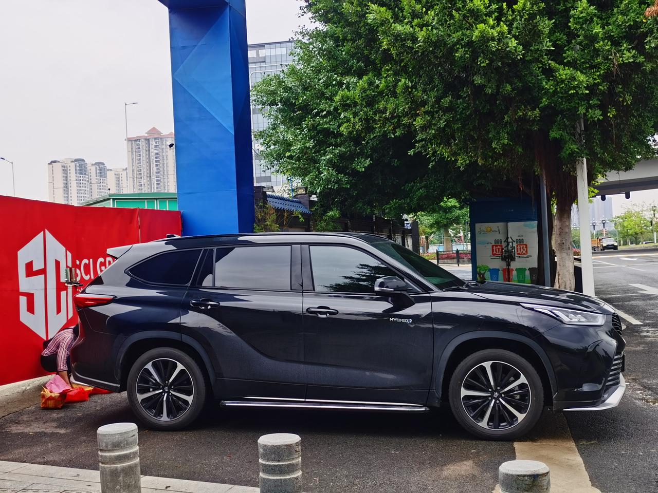 丰田皇冠陆放 提车1个多月，大家有没感觉，行使路上，车头偏向右边，左高右低