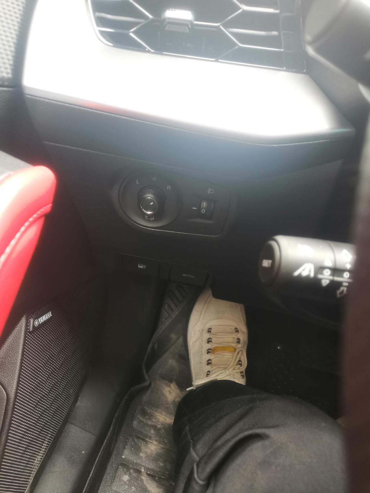 名爵5 这个后视镜调节旋转按钮，怎么转到哪里，感觉后视镜都没反应，是不是坏的