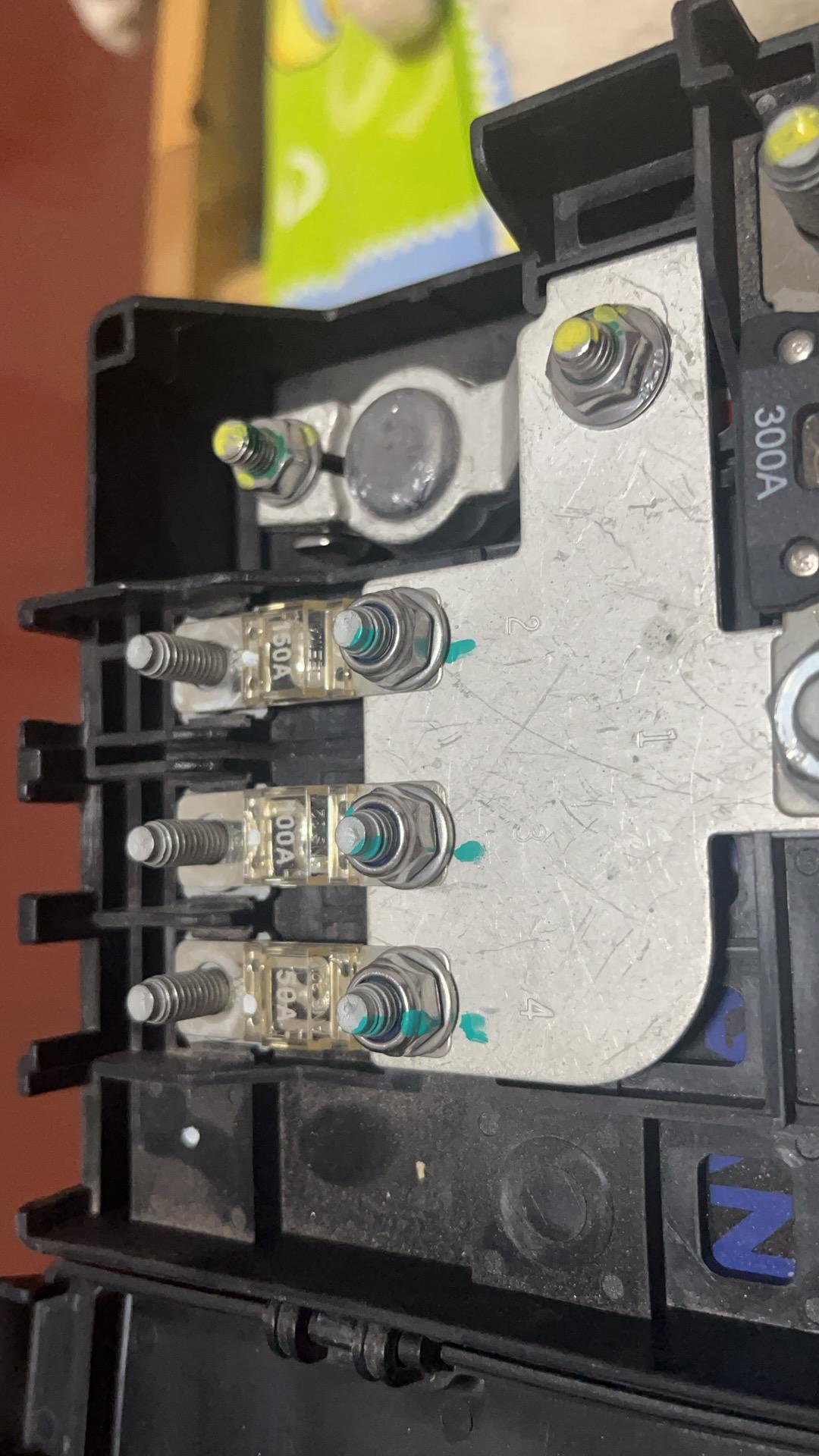 长安CS35 PLUS 电瓶亏电拆下来充电结果这个顺序记不清了 能否解答一下这个顺序不对不对