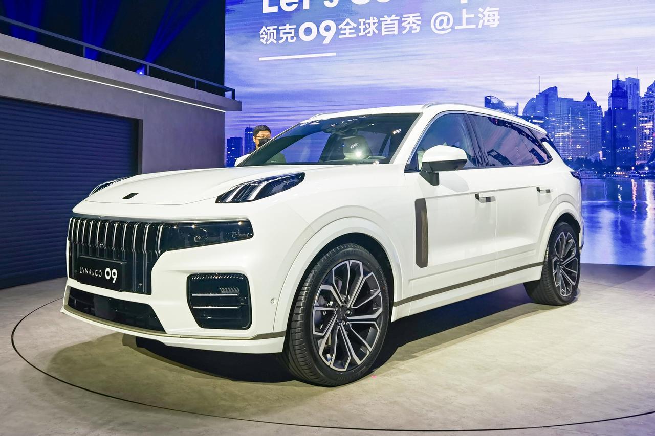 领克09 PHEV 各位大大，我有一个关于领克09车身颜色的问题！图1图2分别是两辆白色车，可以明显看到图1车的侧装饰线