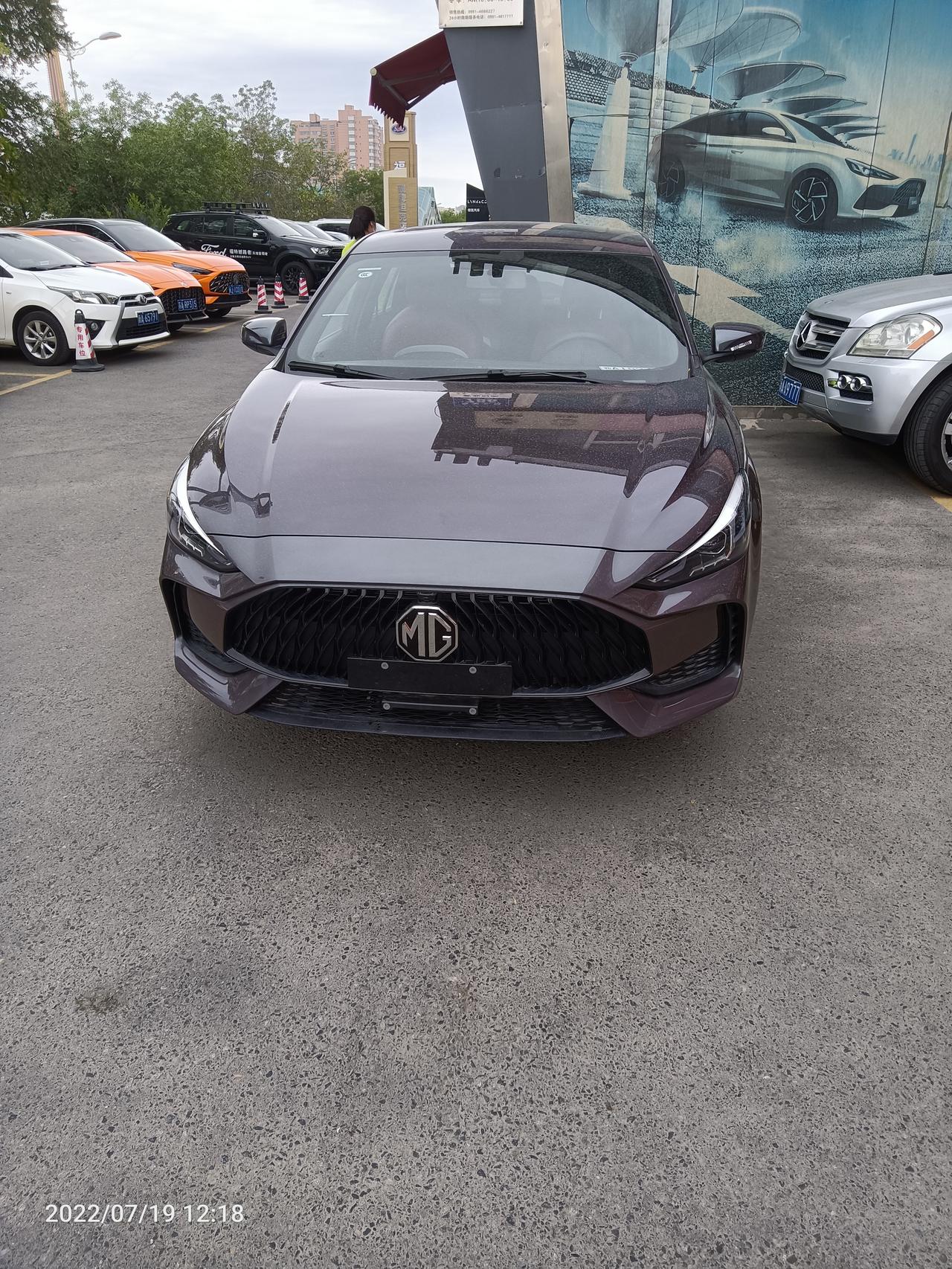 乌鲁木齐兄弟们   名爵5青春豪华版 赛博恢2022年 3月出厂，2022年7月购入  是不是新车买