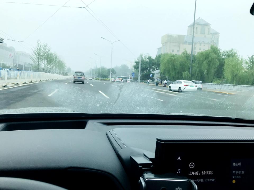 丰田皇冠陆放 求教，雨后前挡外侧雾气怎么除不掉？雨刮后，很快又有。车外26度，车内空调24度，风向调到吹风挡位置。开雨刷