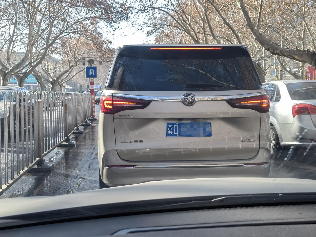 领克09 PHEV 今天路上看到一辆GL8金色，想知道提了金色的朋友是不是这种颜色？我自己订的金外黑内+璀钻轮毂，没见过
