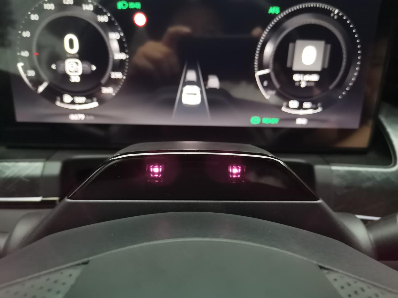 领克09 PHEV 今天发现这个有点发烫 之前没有注意 大家有没有这个问题