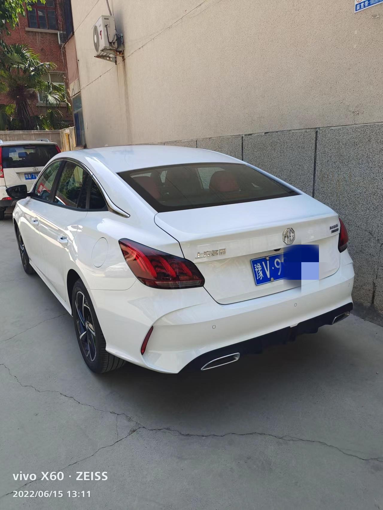 名爵5 如图，刚提车还是很开心的，落地9.3外加3000消费券，就是晚上发现中午的时候停在阴凉处放置10个小时到晚上9点