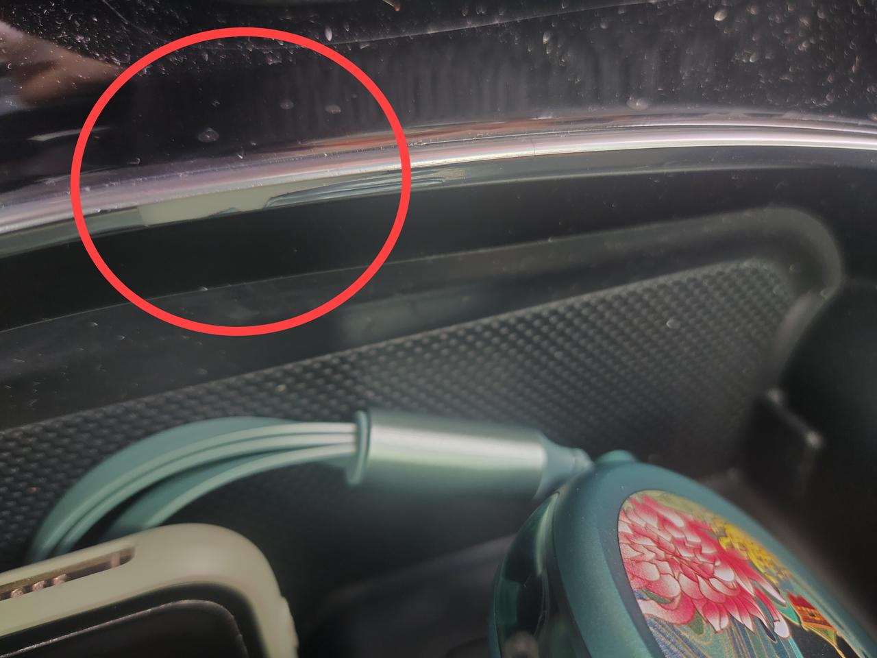 现代胜达 饰板下面银光色亮条居然起皮了问下友友们 你们有没有这个情况吗？北现的质量真的差