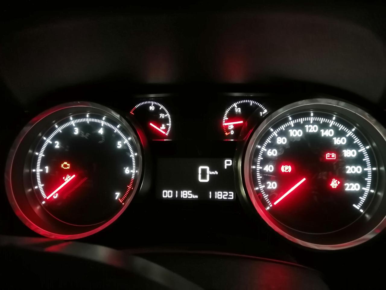 标致408 19款406，1.6t。通电够发动机指示灯和电池灯亮，启动后，这两个灯熄灭。车友们，正常吗？