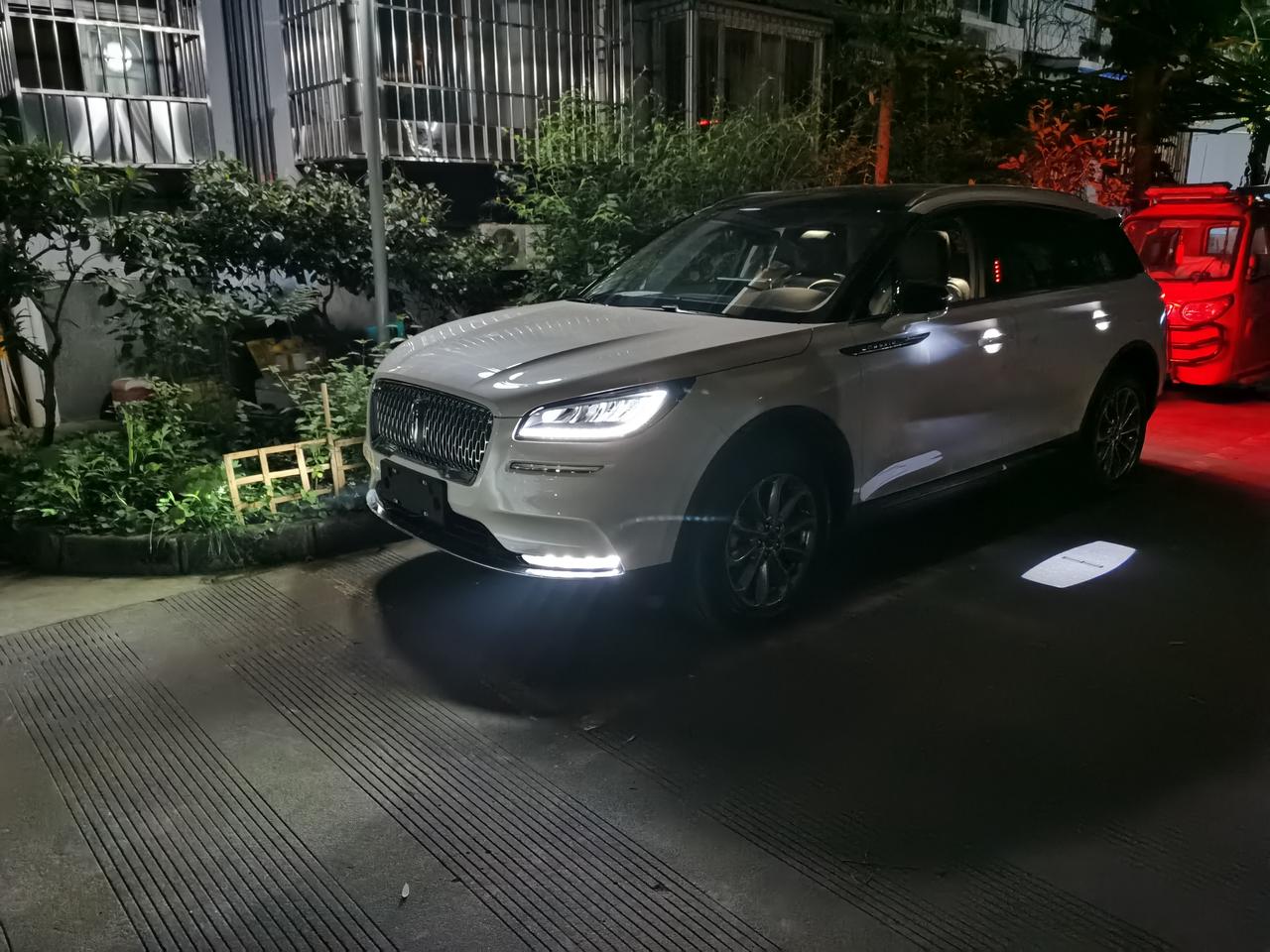 刚提车，冒险家的豪华感细节真的是做得好(✪▽✪)。转弯的时候，方向盘一下子打死会有阻尼感，然后再慢慢打到底，这种设计对转